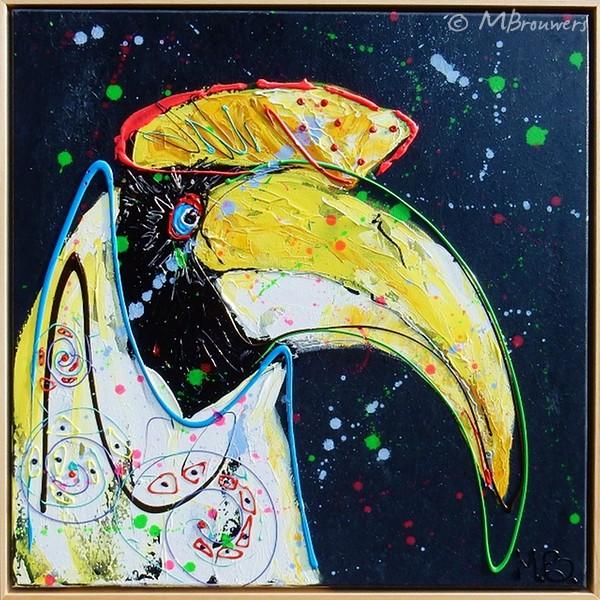 gaaf schilderij van een toekan laten maken op een donkere achtergrond, met felle gele, roze en blauwe accenten voor een dynamisch kunstwerk van marieke brouwers