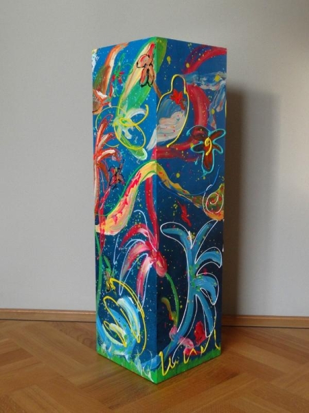 handbeschilderde sokkel voor in een ontvangsthal of vergadderruimte, in de kleuren groen, blauw, rood, geel. met dikke lijnen verf voor 3d effect