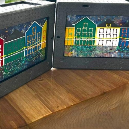 cadeau voor samenwerking bedrijven schilderij van kunstenares marieke brouwers uit zwolle met de kleurrijke huizen in Houten provincie utrecht,